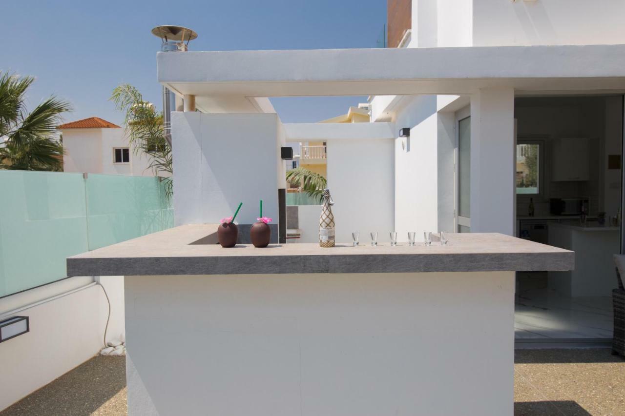 Villa Lynn Boutique Beachfront アヤナパ エクステリア 写真
