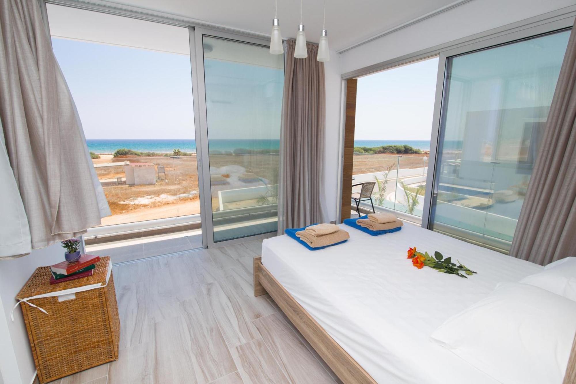 Villa Lynn Boutique Beachfront アヤナパ エクステリア 写真