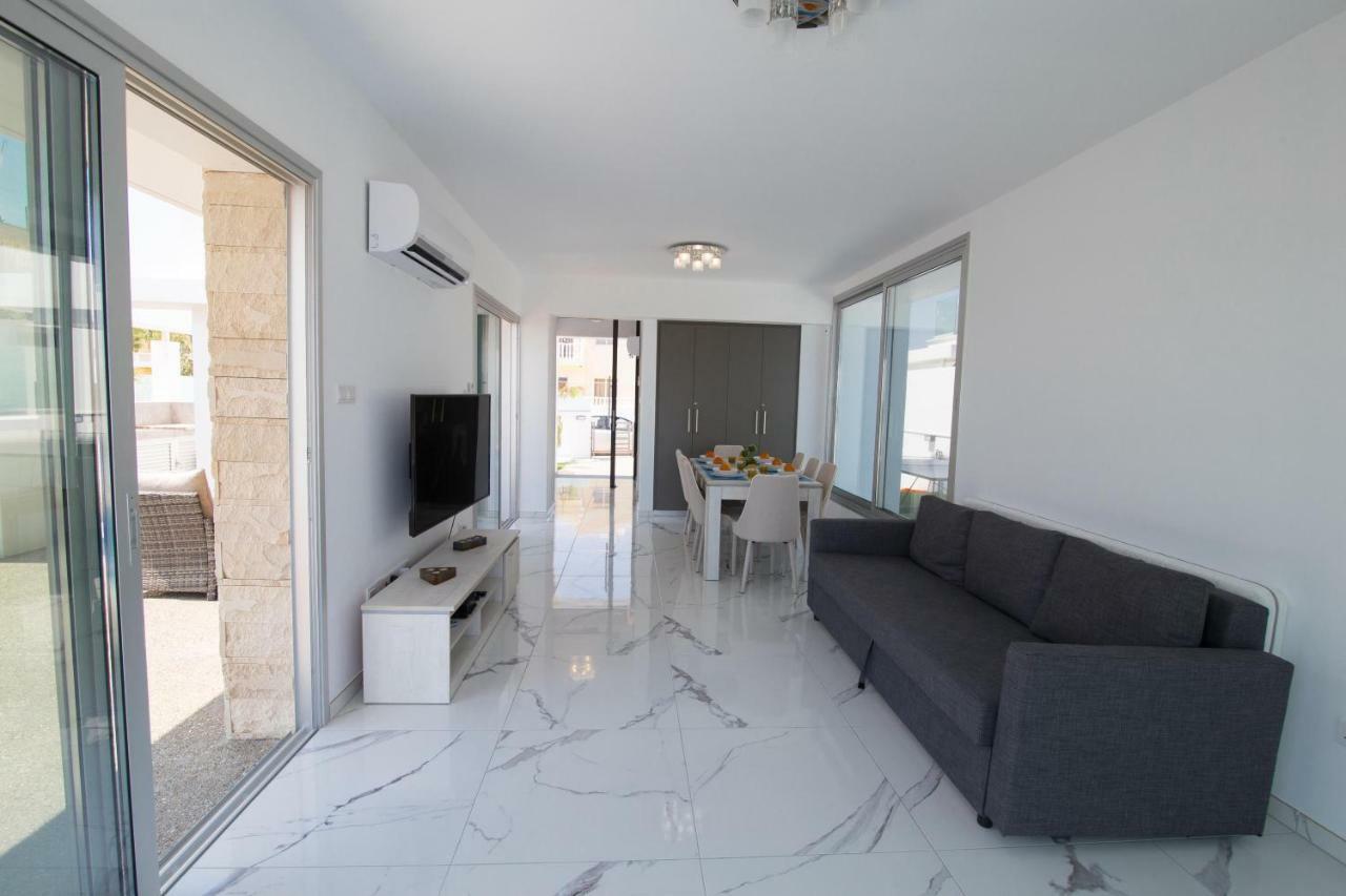 Villa Lynn Boutique Beachfront アヤナパ エクステリア 写真