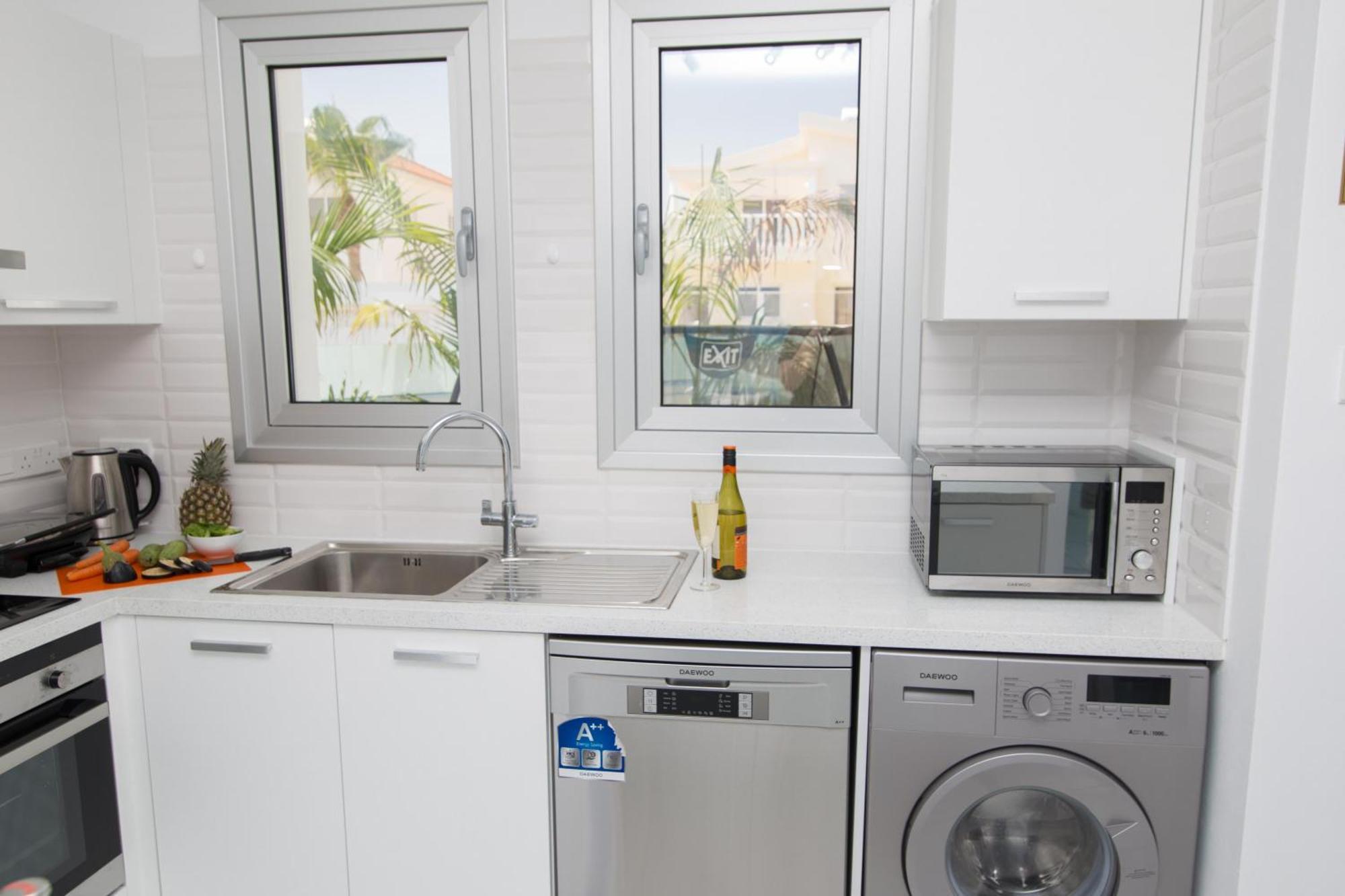 Villa Lynn Boutique Beachfront アヤナパ エクステリア 写真