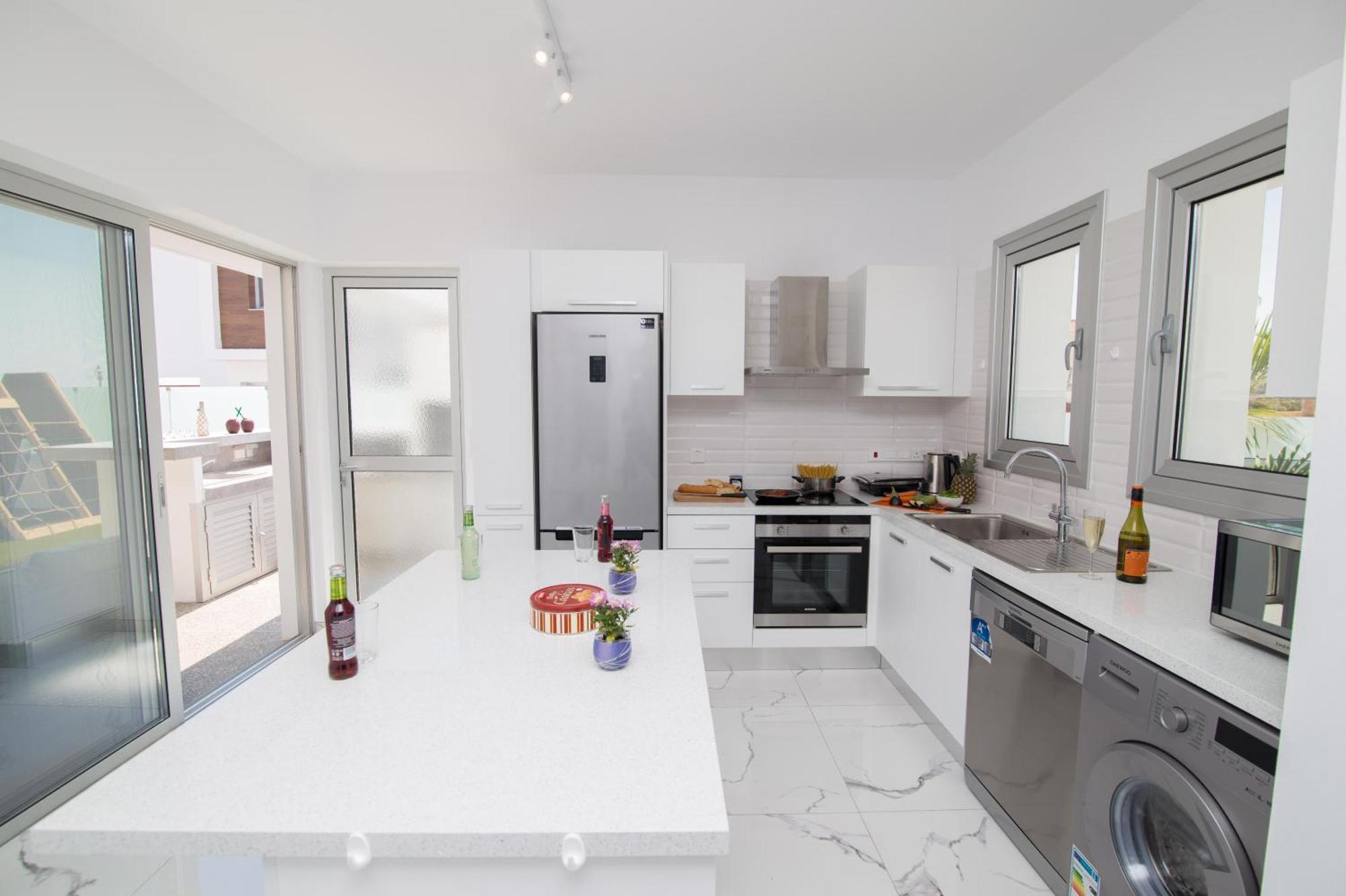 Villa Lynn Boutique Beachfront アヤナパ エクステリア 写真
