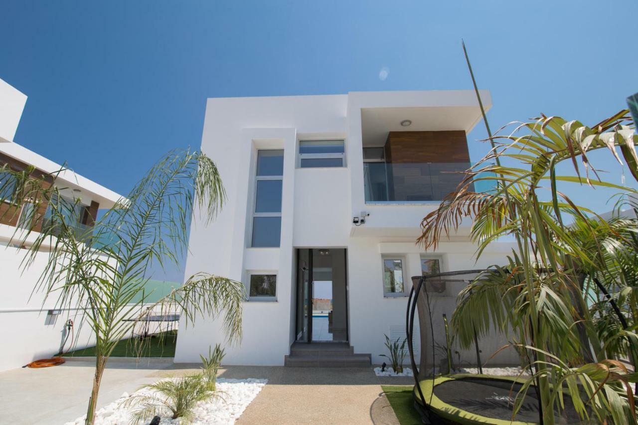 Villa Lynn Boutique Beachfront アヤナパ エクステリア 写真